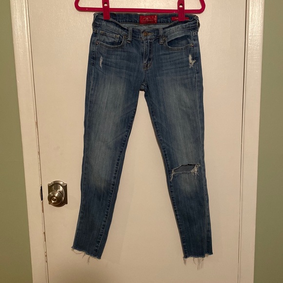 Lucky Brand size 2/26 ripped women’s jeans - Picture 1 of 15